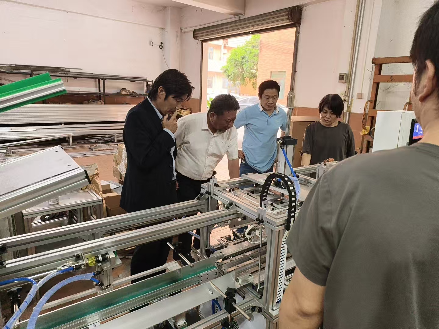 两名日本客户到访我司，对半个月前订购的全自动吸塑折边机进行了验收，并对该设备的运行性能表示非常满意。
